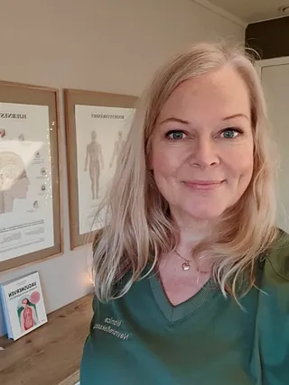 Kvinne med grønn genser og lyst langt hår